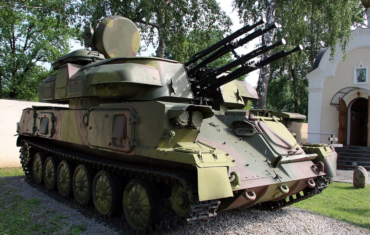ЗСУ-23-4 «Шилка», несмотря на свои достоинства, военными была сочтена как устаревшая, хоть и ненадолго. Фотография в свободном доступе.