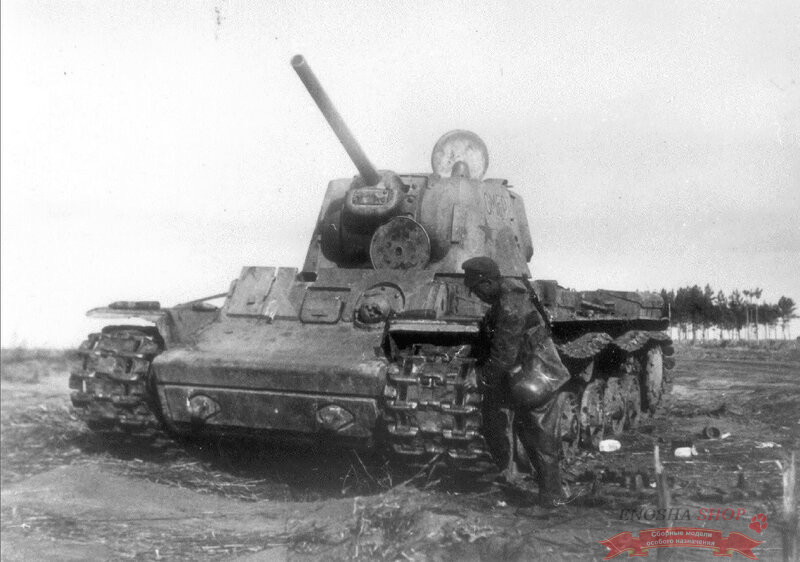 Танк КВ-1 ремонт порванной гусиницы (архивное фото)