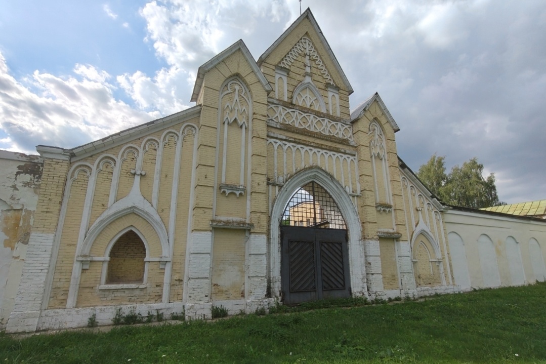 Ворота в готическом стиле, Дубровицы, Подольск (фото автора)