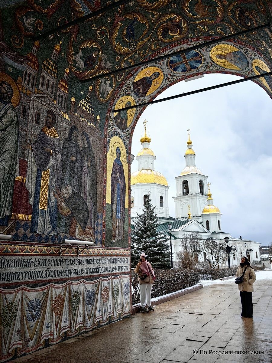 Свято-Троицкий Серафимо-Дивеевский женский монастырь. Одно из самых почитаемых мест в России и одна из главных святынь всего Православного христианства. 