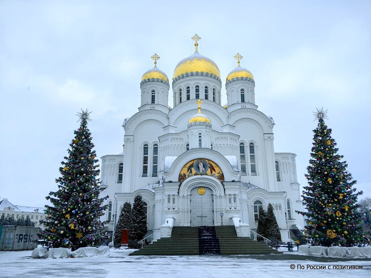 Преображенский собор. В храме находится множество икон и ковчегов с мощами, есть икона преподобного Серафима Саровского с его полумантией, в приделе Всех святых помещена витрина с вещами, имеющими отношение к Саровской пустыни и батюшке Серафиму.