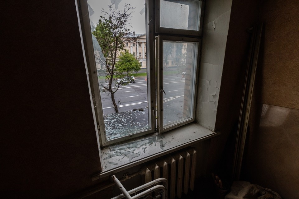    Ударная волна от сбитого беспилотника выбила стекла в квартире. Андрей АБРАМОВ