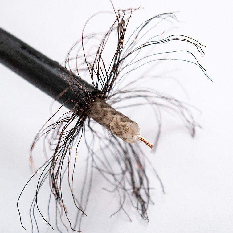 Отмерил и распушил, обрезал, окисленное затем зачистил с нашатырным спиртом латунной щеточкой из хозмага.