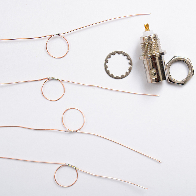 4 загогулины и разъем