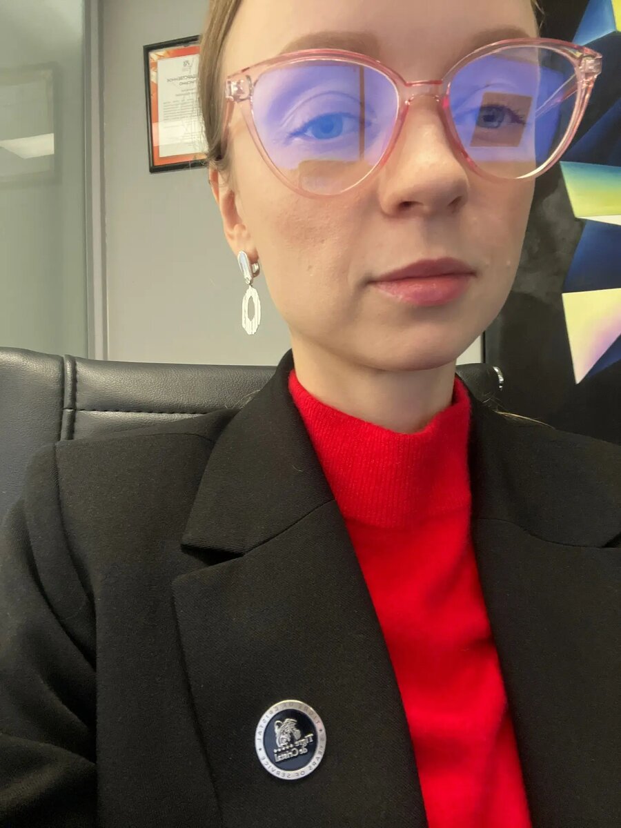 Я на своем рабочем месте в 2023 году. Ну чисто карьерист (даже со значком)!