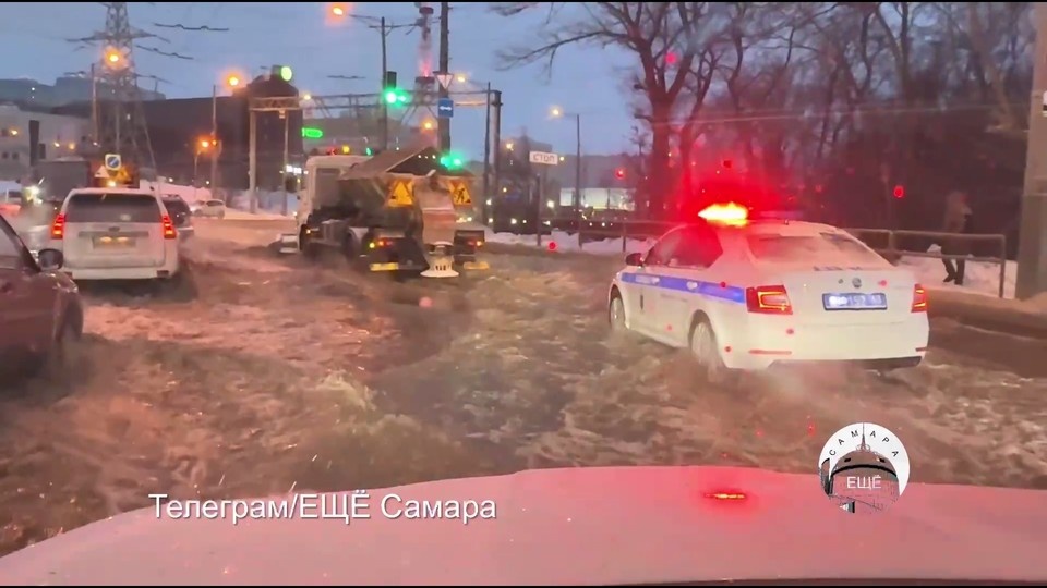    Водители добирались до работы вплавь. Фото: https://t.me/eshcho_samara/13430