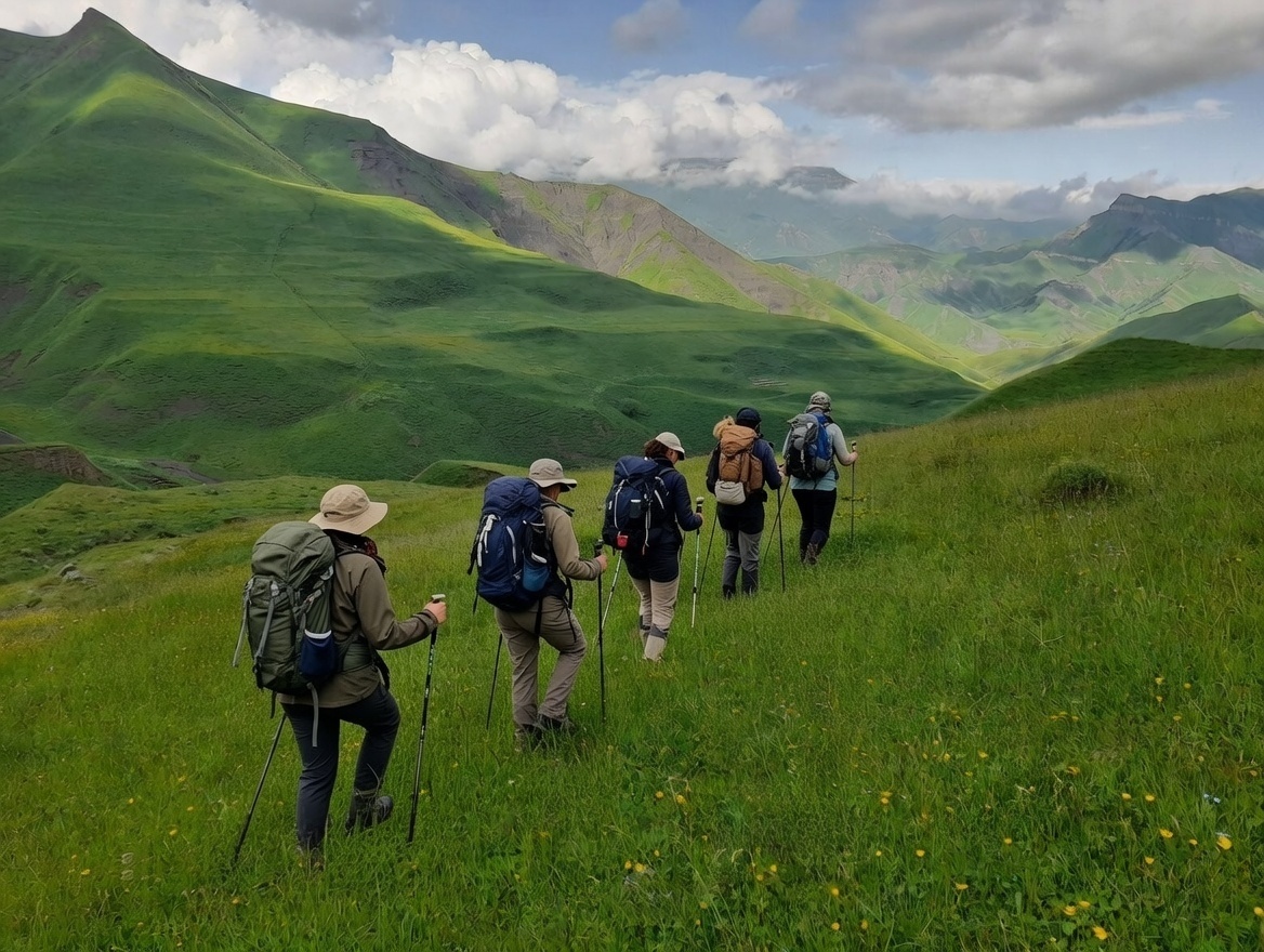 В окрестностях Экофермы Кунцалу множество вершин, на которые туристы поднимаются по альпийским лугам через березовые рощи и многочисленные родники.