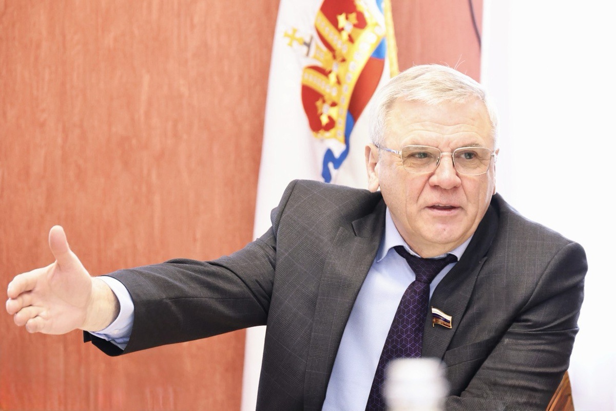 Евгений Люлин предупредил о смертельных рисках электронных сигарет.  Фото: Фото предоставлено пресс-службной Законодательного собрания Нижегородской области