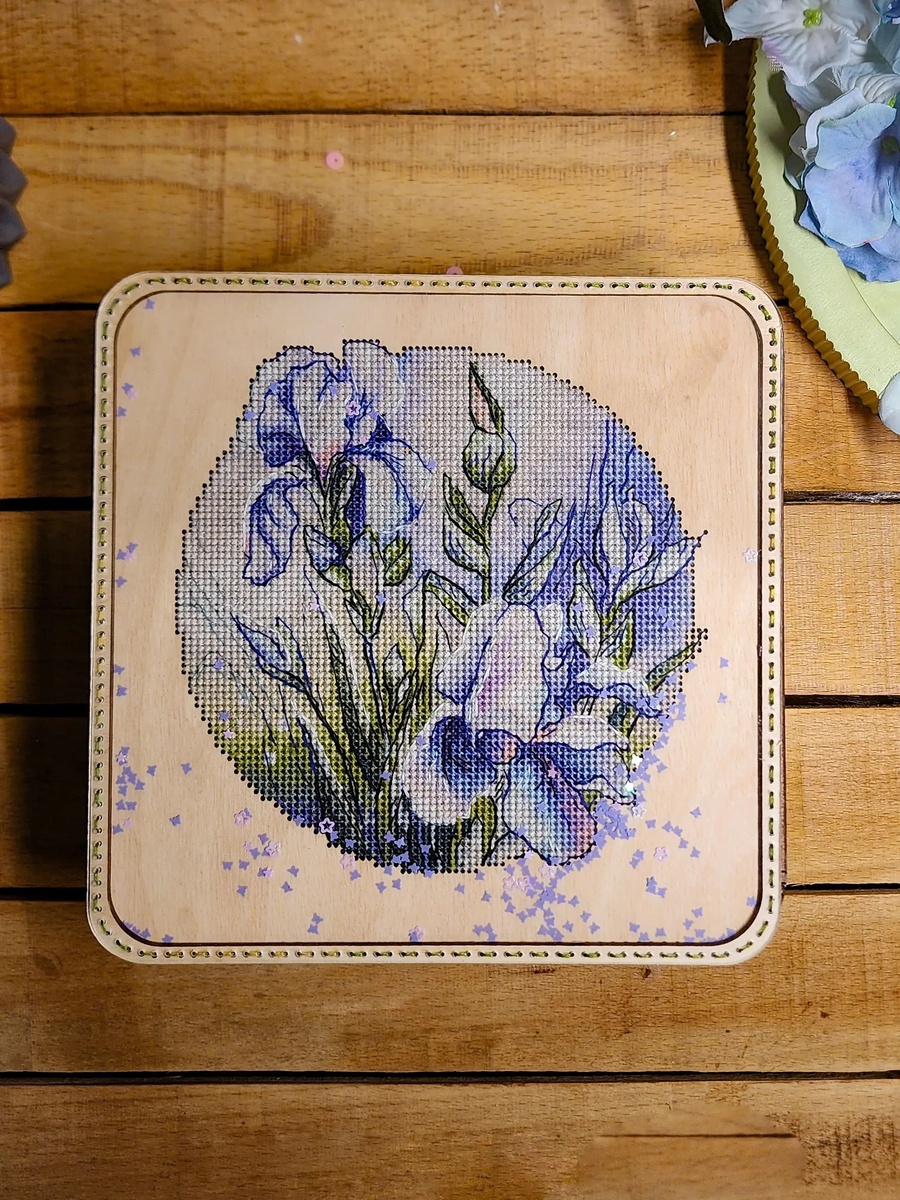 источник картинки - https://www.ozon.ru/product/nabor-dlya-sozdaniya-shkatulki-s-vyshivkoy-iris-1588368856