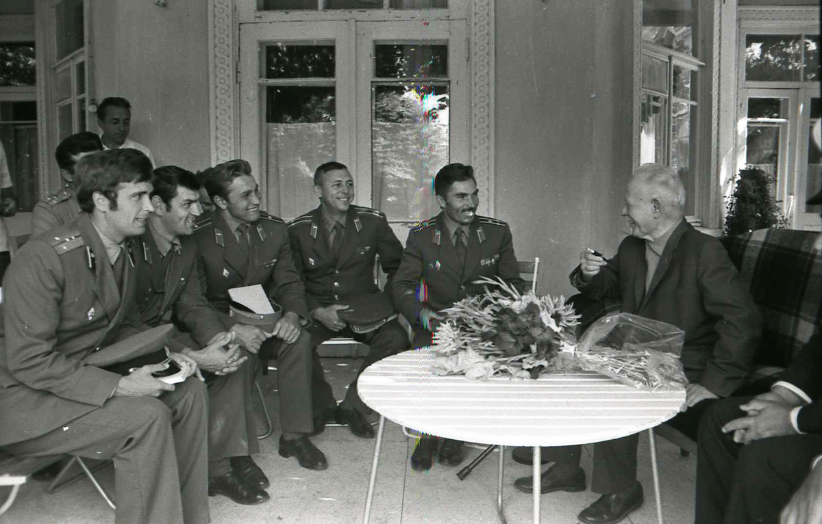 Встреча М.А. Шолохова с военнослужащими Советской Армии. ст. Вешенская. 1978. Негатив В.И. Чумакова.