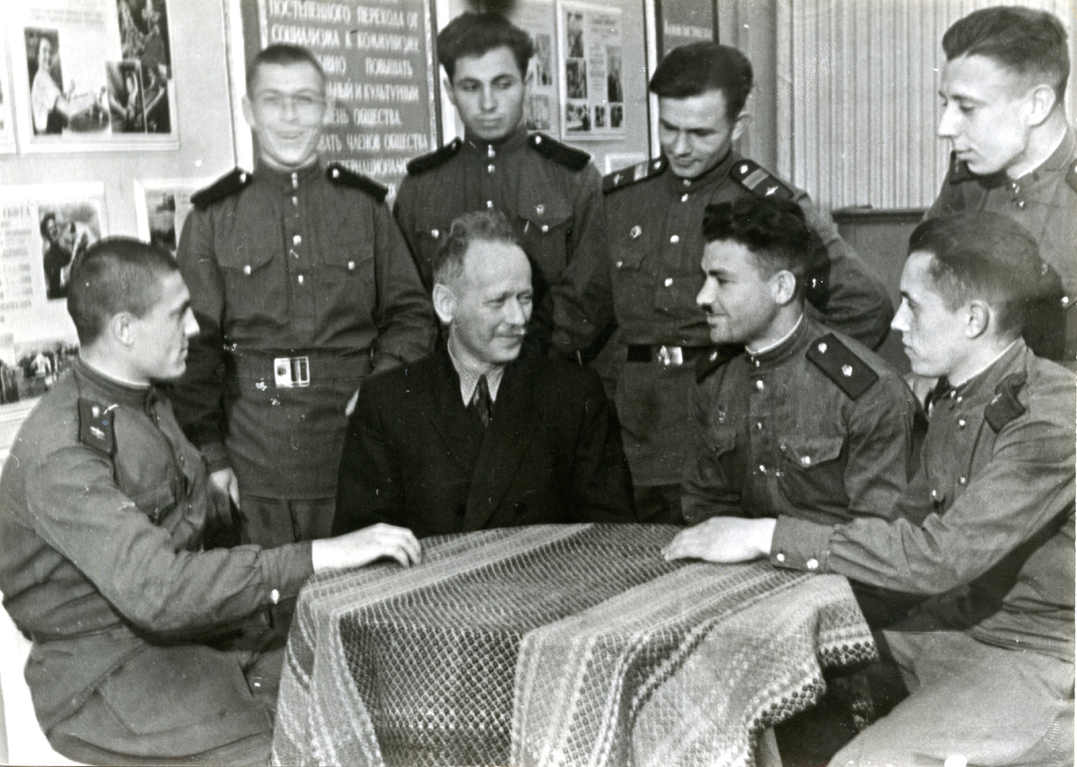 М.А. Шолохов с группой бойцов Московского военного округа. 1955.