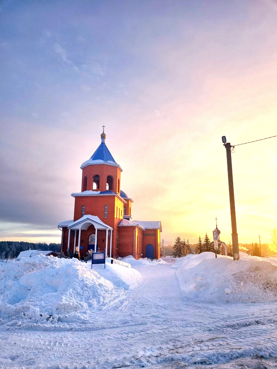 Мы живём возле церкви.