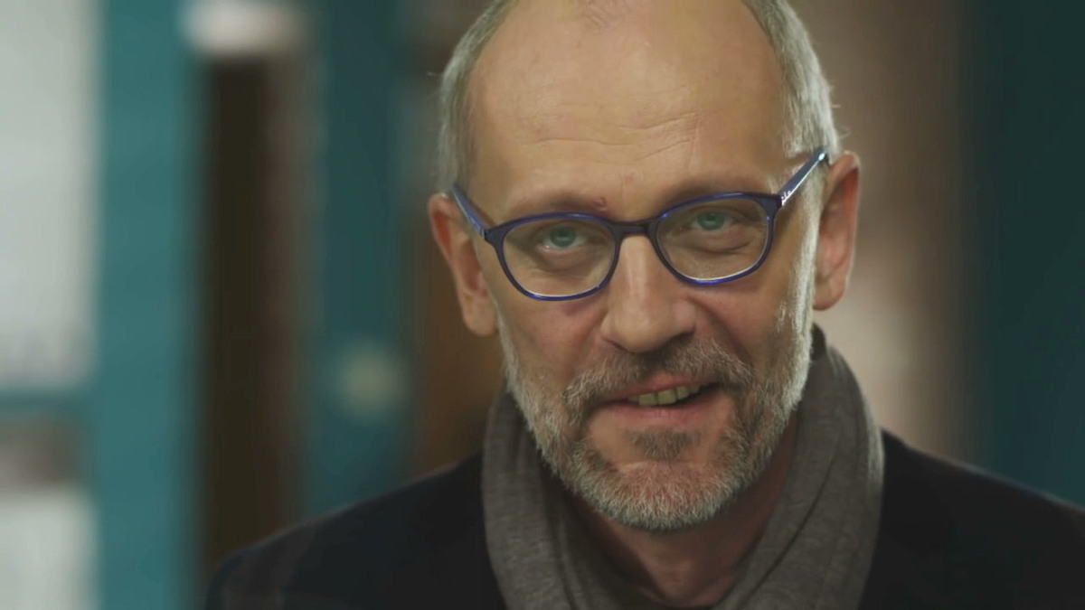 Александр Гарриевич Гордон — российский теле- и радиоведущий, киноактёр, кинорежиссер
Фото: кадр из сериала "Умник", Россия