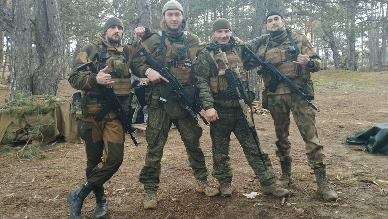    Ислам с товарищами Фото: из архива Ислама Арасханова