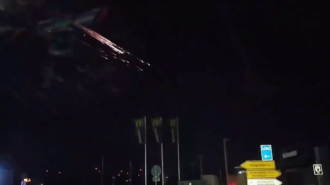     Обломки ракеты SpaceX Falcon 9 сгорают над Ингерслебеном (Германия) 19 февраля 2025 года. Источник: Bennett Theile