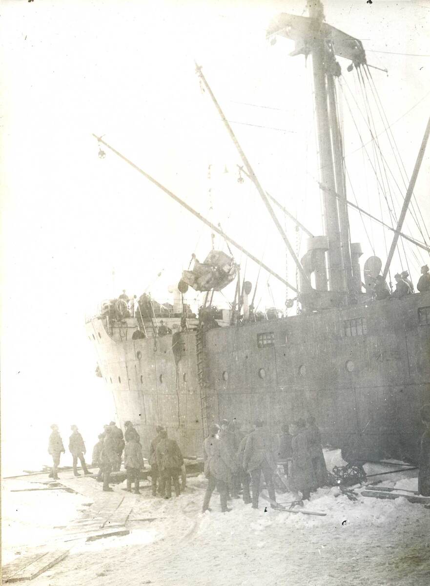 Рис. 1 Прибытие погранполка