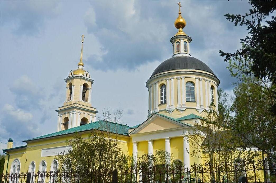 Храм ссв. ап. Петра и Павла в Обухове, Московская область