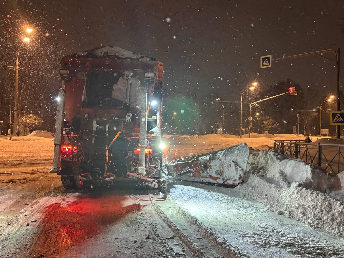 Снегопад начался в 4:00 19 февраля. С этого момента дорожники практически без перерыва очищают трассу. Водители делают короткие паузы на отдых — около двух часов, после чего снова возвращаются за руль.  
 
Спецтехника убирает снежные заносы и обрабатывает проезжую часть, чтобы снизить риск аварий и заторов. Благодаря работе дорожников движение по Волоколамскому шоссе остаётся стабильным даже во время непогоды.Пока город спал, водители КамАЗов Андрей Грос и Андрей Гущенко уже работали. Они проехали участок Волоколамского шоссе от Истры до Дедовска, расчищали дорогу от снега, обеспечивая комфортный проезд к утру.📷    Фото: корреспондент ГАУ МО АИС «Подмосковье»/Екатерина Морозова
