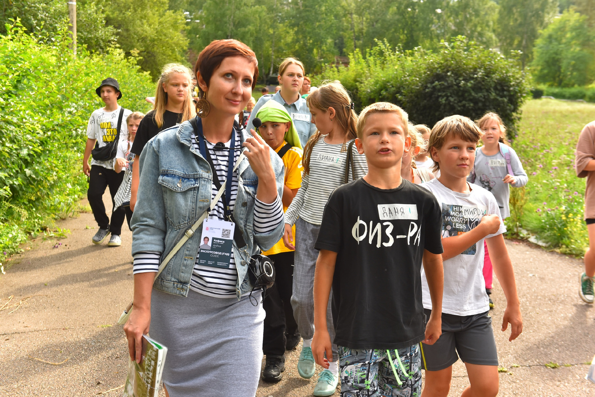 Анфиса Карбан с участниками туристического маршрута «У Дивных гор»