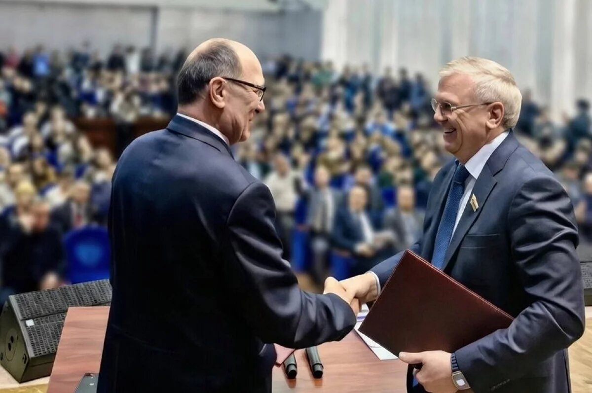    Подписывая соглашение о сотрудничестве, спикер ЗСНО Евгений Люлин (справа) и ректор вуза Сергей Дмитриев заявили, что оно поможет объединить законодательные и научно-образовательные ресурсы для развития региона.