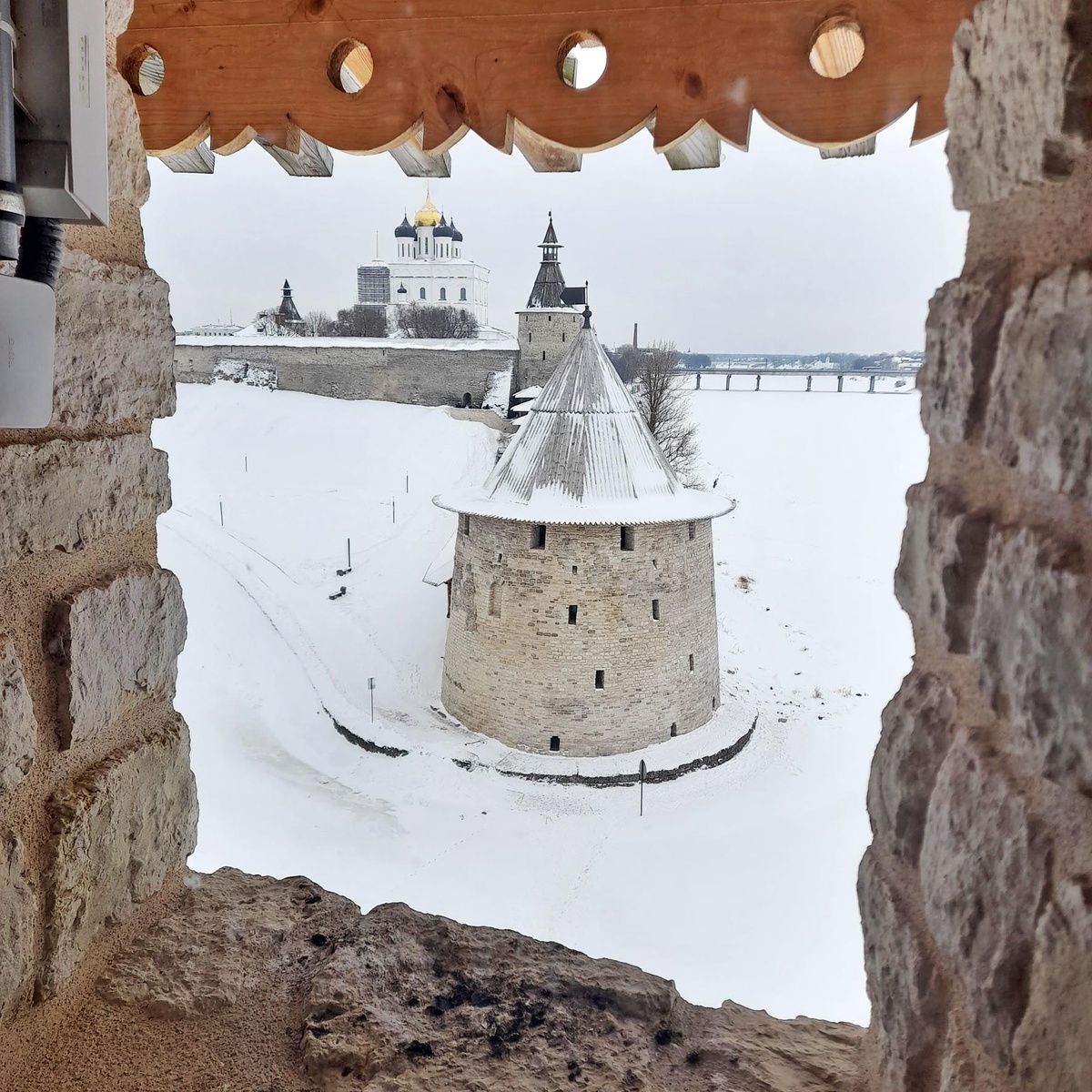 Псковский кремль, на переднем плане Плоская башня. Фото автора. Листайте карусель.