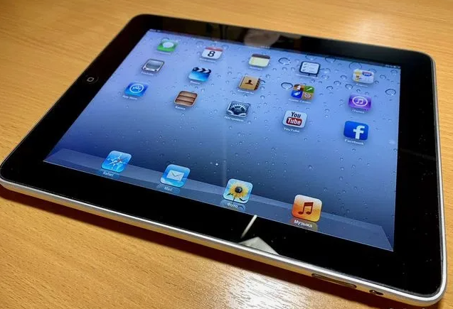 iPad (2010) — первый шаг к тому, чтобы купить не ноутбук, а большой экран под рукой.