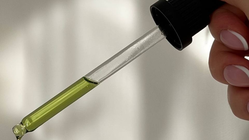 Масло на ночь для роста волос: жирно или эффективно?