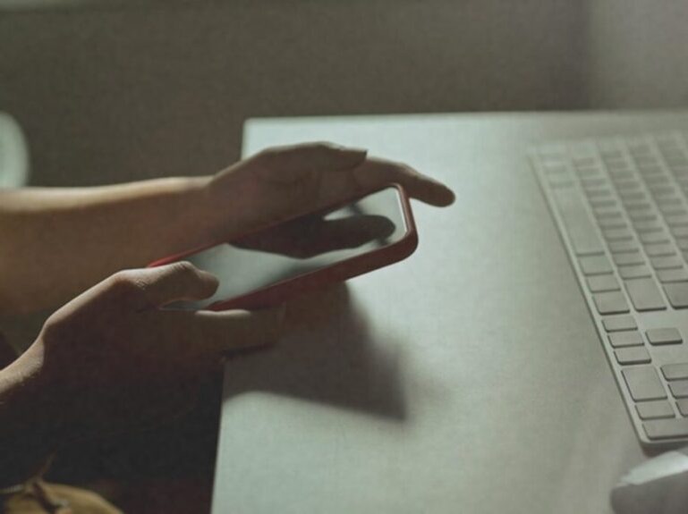    Иллюстрация к материалу: Психолог: как понять, что интернет-зависимость мешает реальной жизни