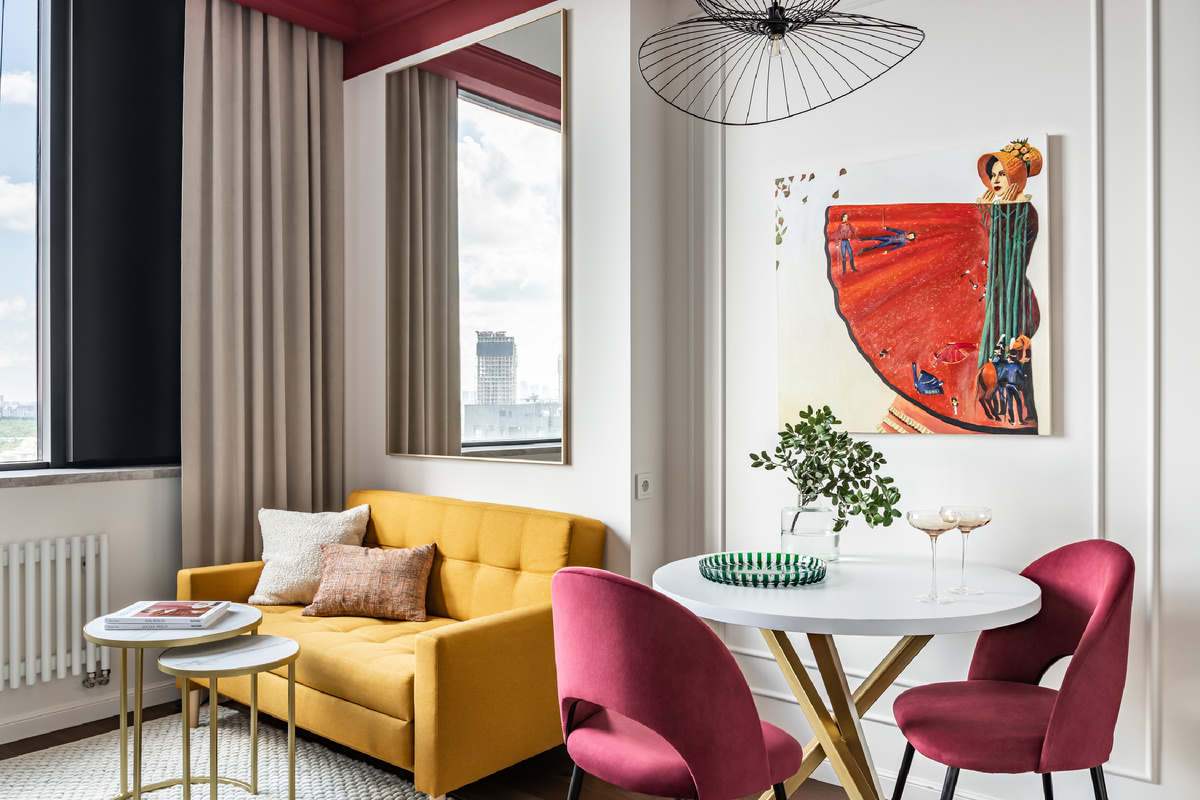 На фото: евродвушка 43 кв.м, ЖК «Хэдлайнер». Главную роль в пространстве играет мягкая зона, полость с обеденным столом уходит на второй план. В кадре диван Нумо-Мини 120 от divan.ru. Архитектор: Карина Алтунина; фотограф: Женя Муравьева