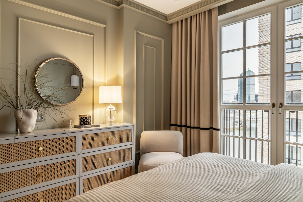 На фото: дизайн комнаты с нишей, зонирующей стену, в трешке 75 кв.м, ЖК «Западный порт». В кадре кресло Пайпел. Дизайнер: Наталия Седова; декоратор: Катя Шаповалова; фотограф: Женя Муравьева