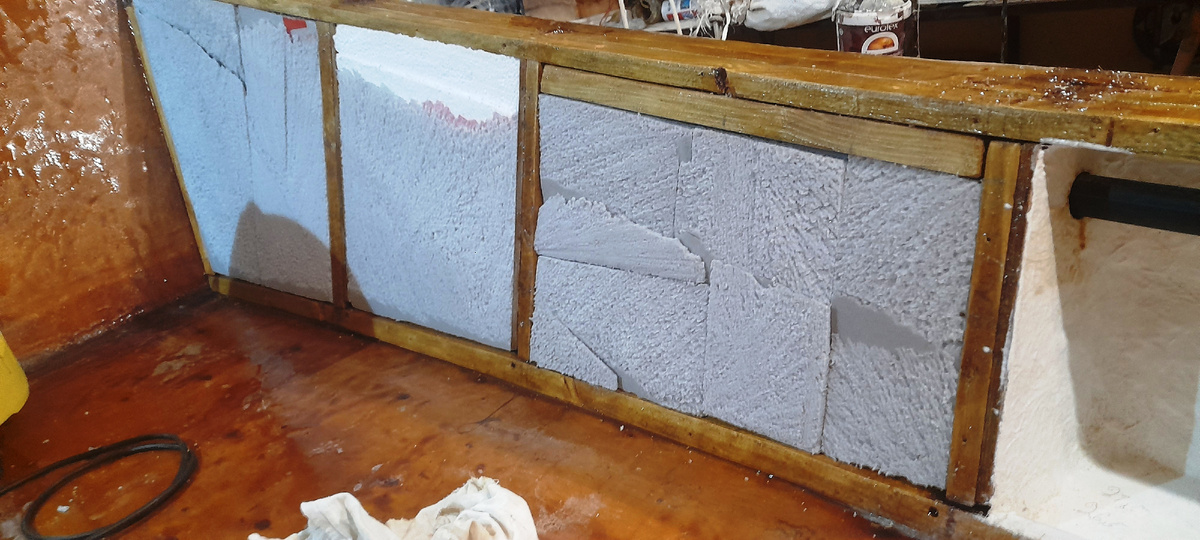 Труба из кокпита под пенопластом заходит в рубку