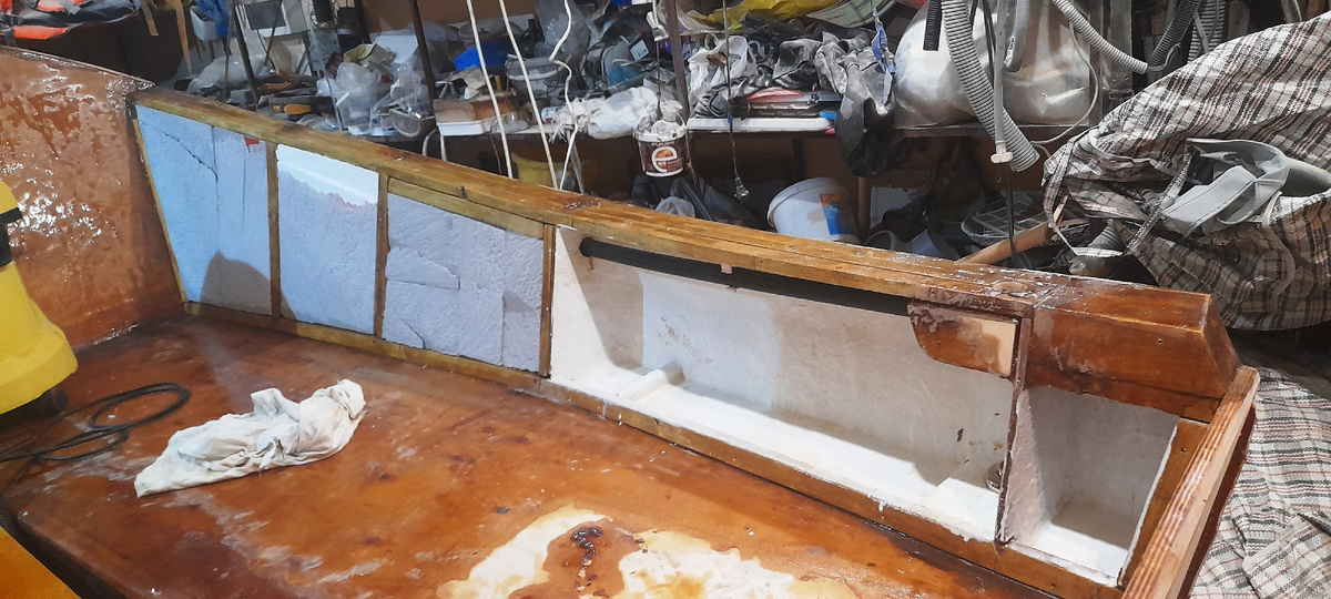 Правый конец трубы входит  деревянный брусок, где проделаны отверстия под стальные трубы - опоры под гик и солнечные панели