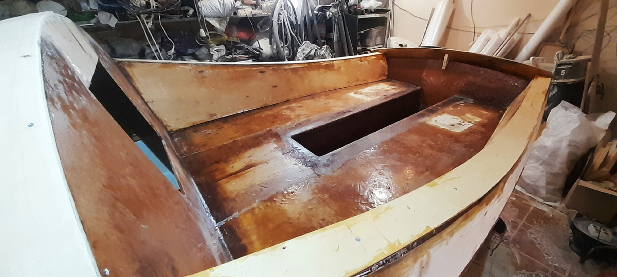 После окрашивания вырежу окна под рундуки