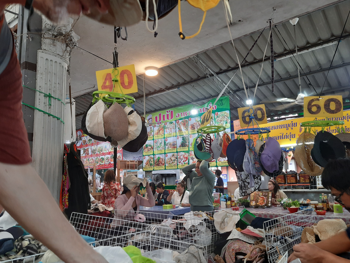 Головные уборы по 40 или 60 бат (100 и 150 руб.)