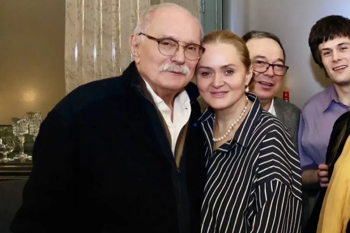    Никита Михалков с дочерью Анной. Овации создателям постановки и исполнителям главных ролей не смолкали несколько минут.