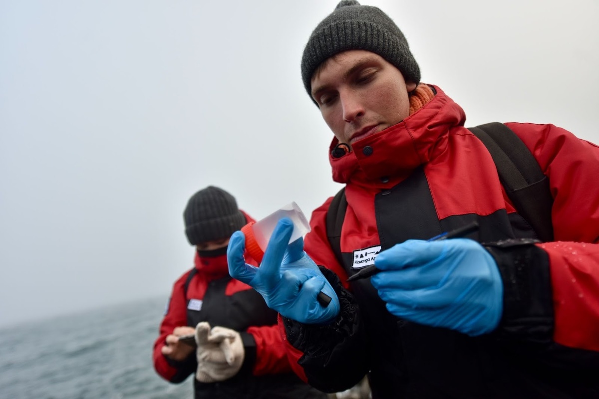 Микробиологи берут пробы, чтобы после исследовать микроорганизмы в научной лаборатории РГО. Фото: Полина Зиновьева