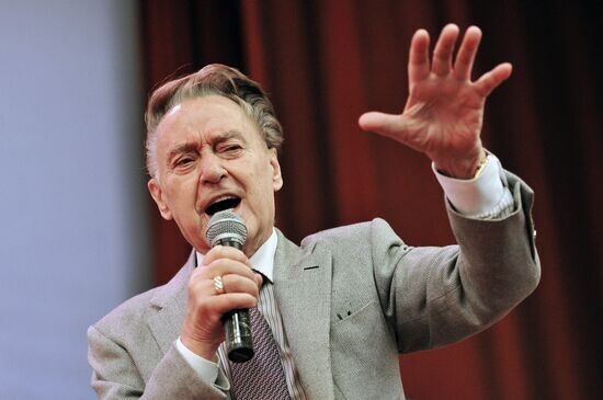 Андрей Дементьев: "Последние дни февраля"