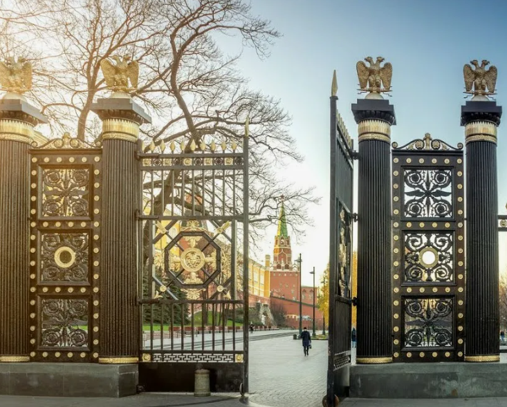 Почти для каждого гостя столицы знакомство с необычными воротами начинается с Красной площади. На фото ворота в Александровский сад