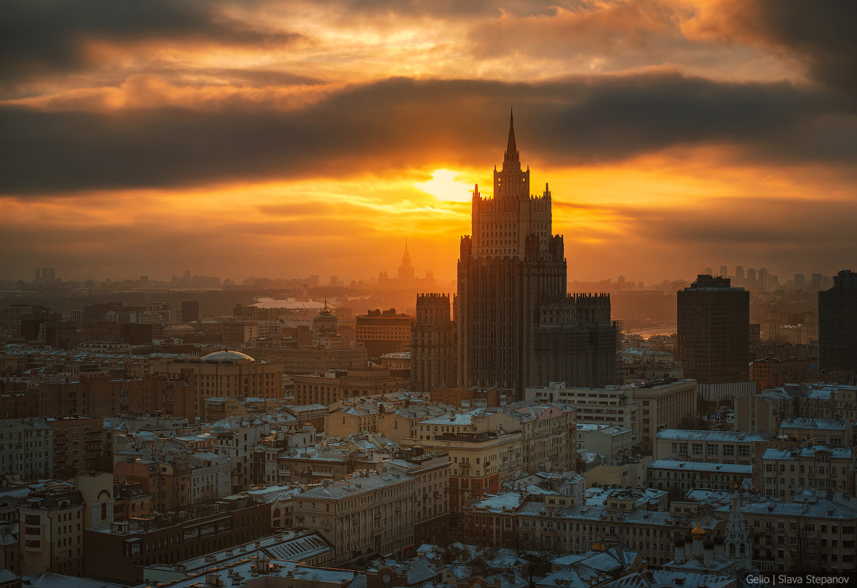 1. Старый Арбат и здание МИД.

