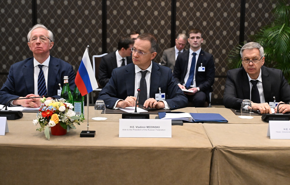    Заместитель министра иностранных дел РФ Михаил Галузин, помощник президента РФ Владимир Мединский и начальник главного разведывательного управления Генерального штаба ВС РФ Игорь Костюков  Екатерина Чеснокова/POOL/ТАСС