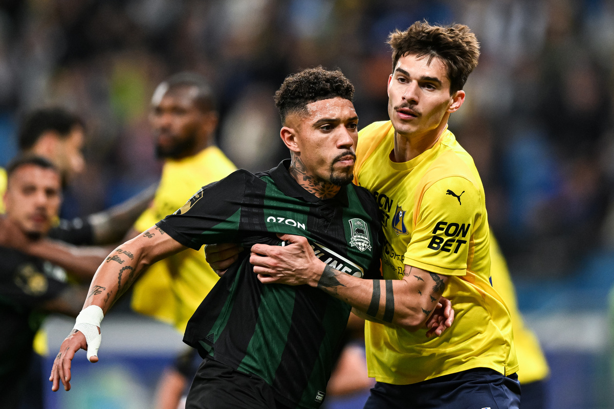 Защитник «Ростова» Илья Вахания (справа) в игре против «Краснодара», цвета которого будет защищать начиная со следующего сезона. Фото из архива ФК «Краснодар».