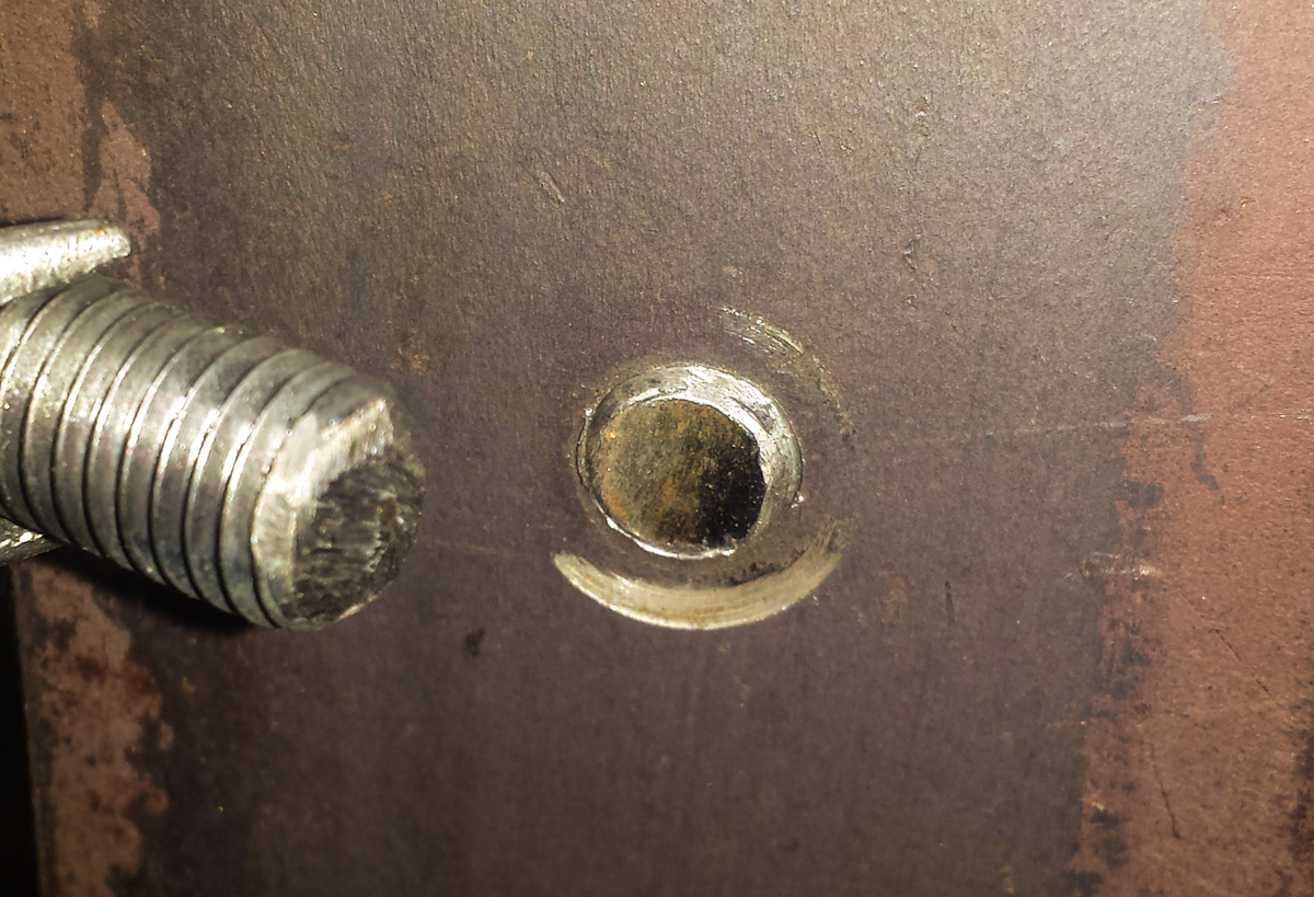 Обломался болт. Истоник изображения: http://colemndlab.org/