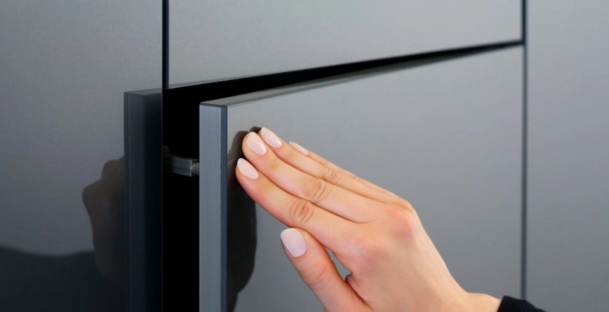 Система push‑to‑open в корусной мебели