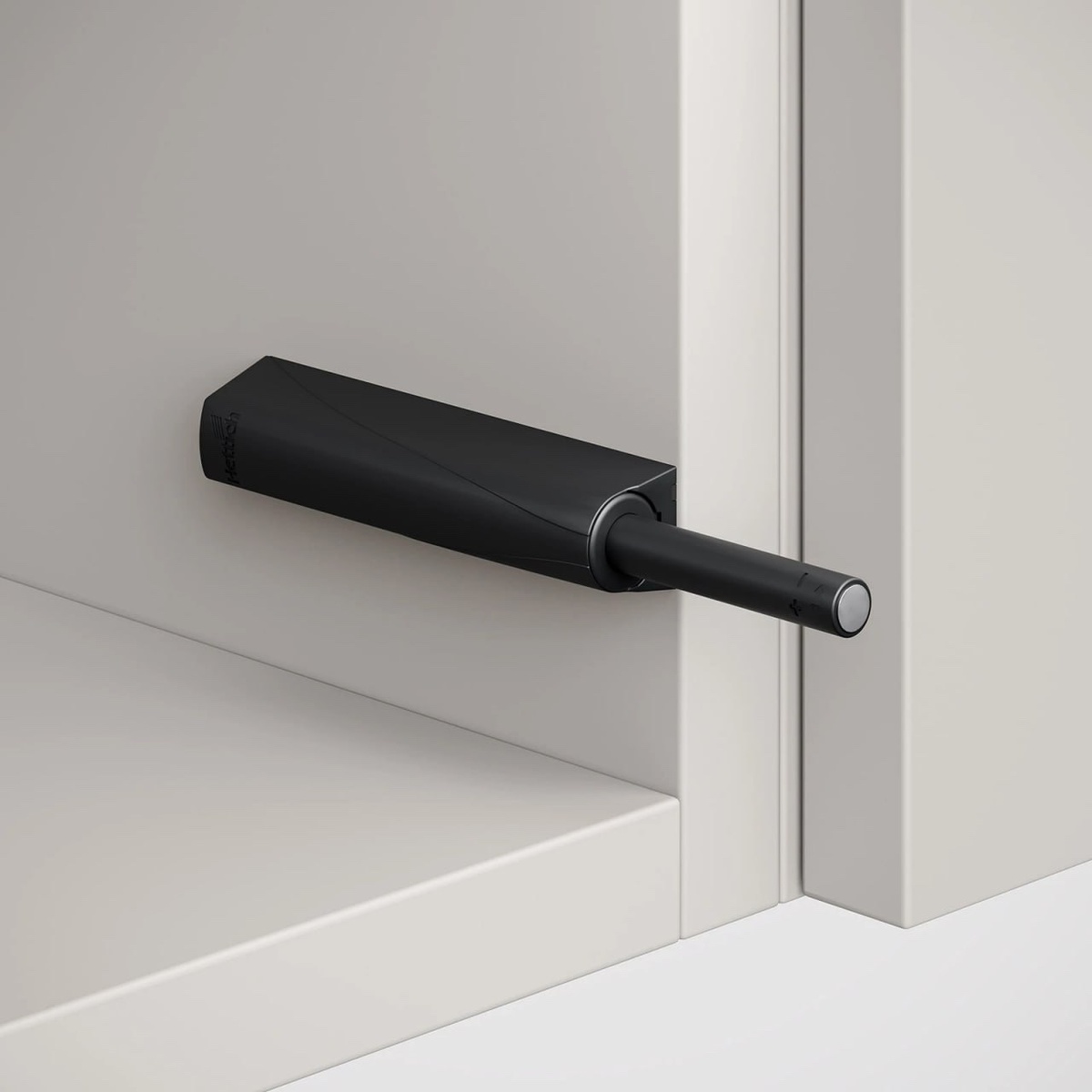 Механизм push-to-open на корпусе мебели