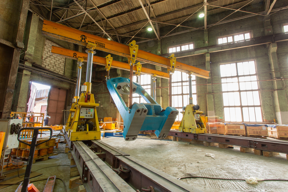 Кантование станины пресса на металлургическом производстве