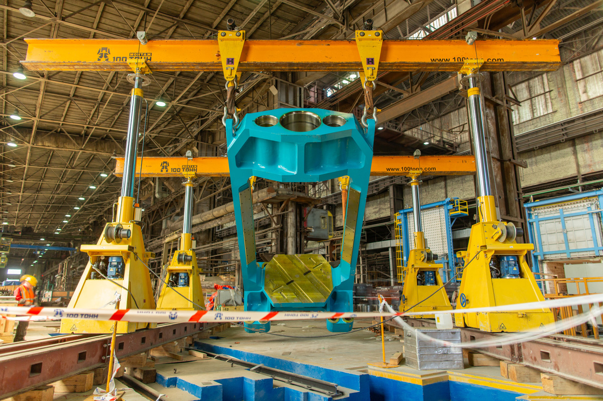 Установка пресса массой 33 т с помощью портальной системы