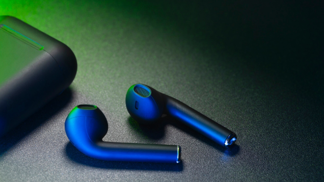 Фото: https://ru.freepik.com/free-photo/wireless-earbuds-with-neon-cyberpunk-style-lighting_94527886.htm#