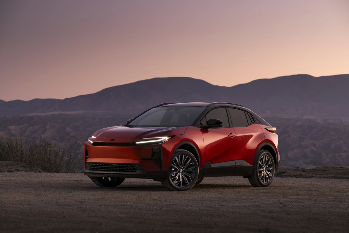    Toyota C-HR отличается динамикой и стильным дизайном