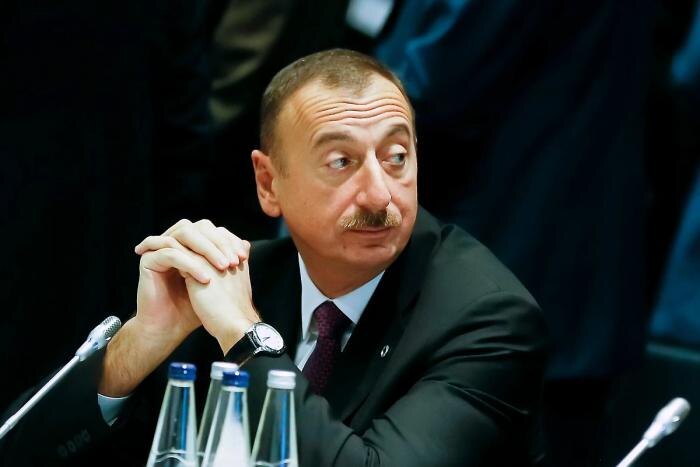 Обложка © Shutterstock / FOTODOM / paparazzza