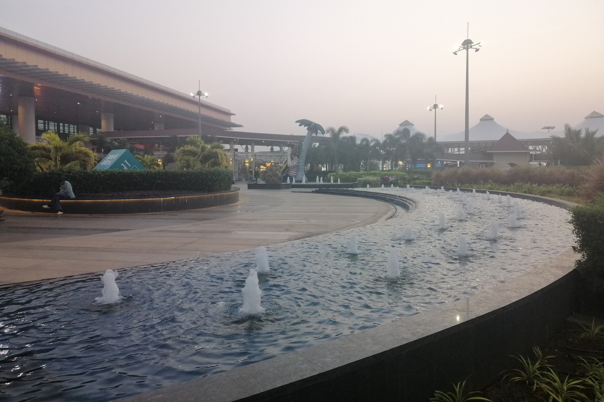 Аэропорт Манохар рано утром. Фотографии в статье сделаны Автором 7.02.2026